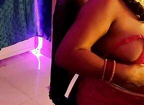 Sexy Bhabhi opens her clothes and shows